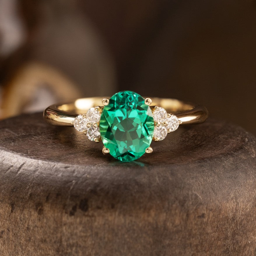 Lab-Smaragtring mit Akzentdiamanten