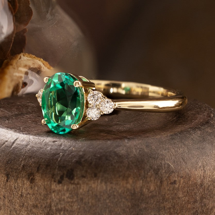 Lab-Smaragtring mit Akzentdiamanten