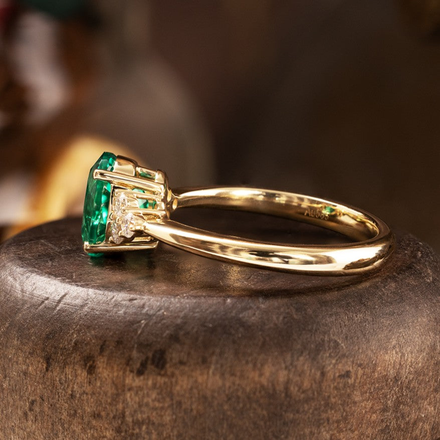 Lab-Smaragtring mit Akzentdiamanten