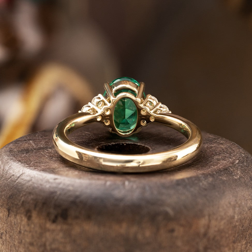 Lab-Smaragtring mit Akzentdiamanten