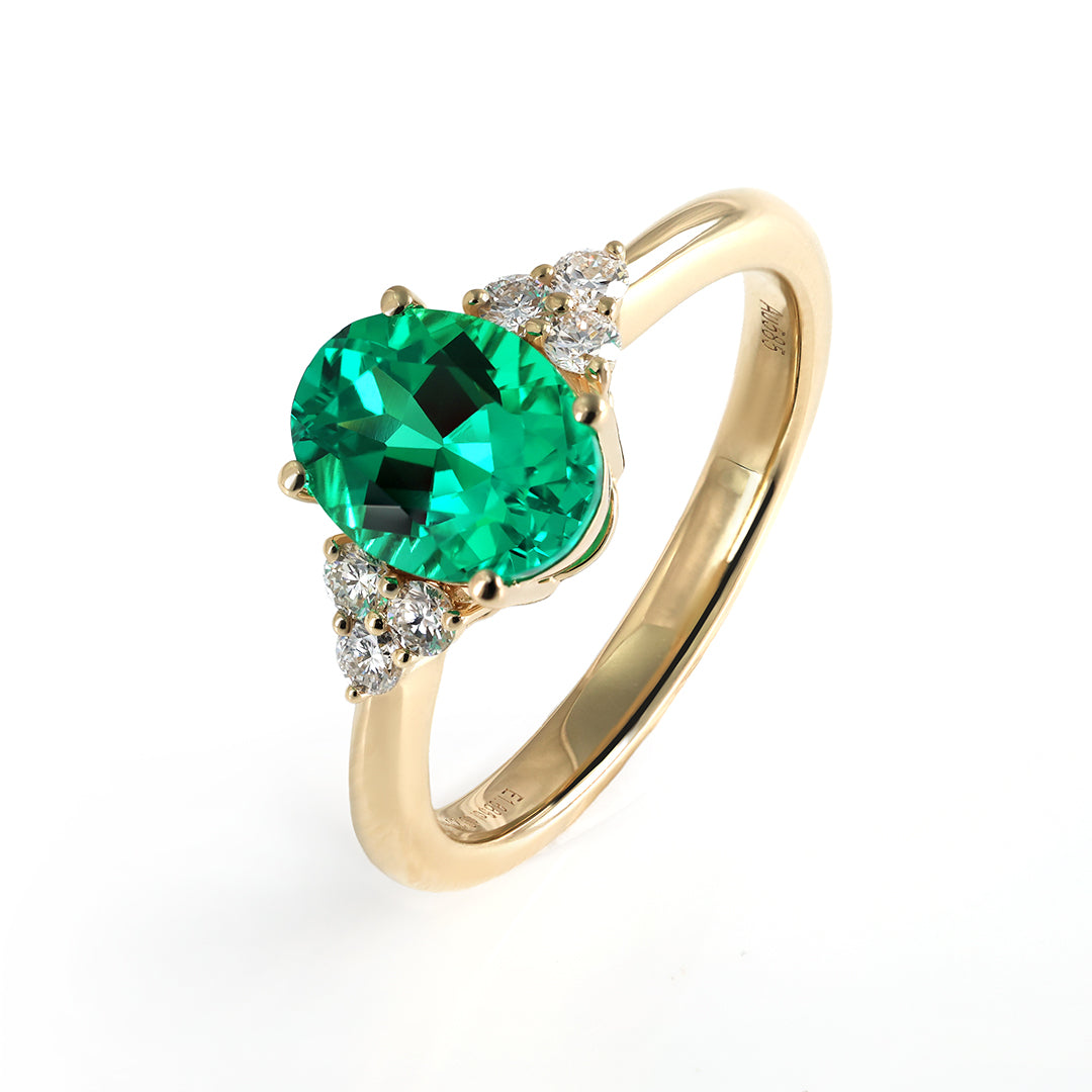 Lab-Smaragtring mit Akzentdiamanten